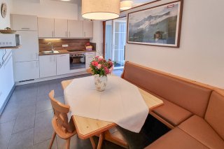 03_haus_schwarzenauer_ferienwohnung_blick_auf_die_berge_kueche.jpg