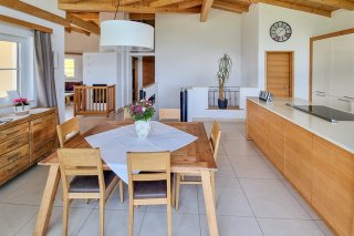04_haus_schwarzenauer_ferienwohnung_adlerhorst_esstisch.jpg