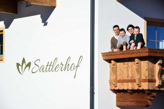 01c_sattlerhof_mutters_gastgeber_familie_schwarzenauer.jpg