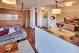 05_haus_schwarzenauer_ferienwohnung_blick_auf_die_berge_wohnraum.jpg