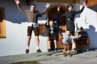 01a_sattlerhof_mutters_gastgeber_familie_schwarzenauer.jpg