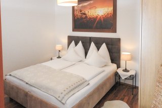 06_haus_schwarzenauer_ferienwohnung_blick_auf_die_berge_schlafzimmer.jpg