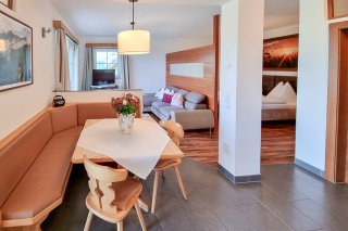 01_haus_schwarzenauer_ferienwohnung_blick_auf_die_berge_ess-wohnraum.jpg
