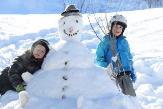 schneemannbauen_sattlerhof_tirol.jpg